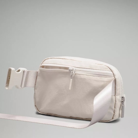 Lululemon Everywhere Belt Bag NWT white opal - Picture 4 of 15